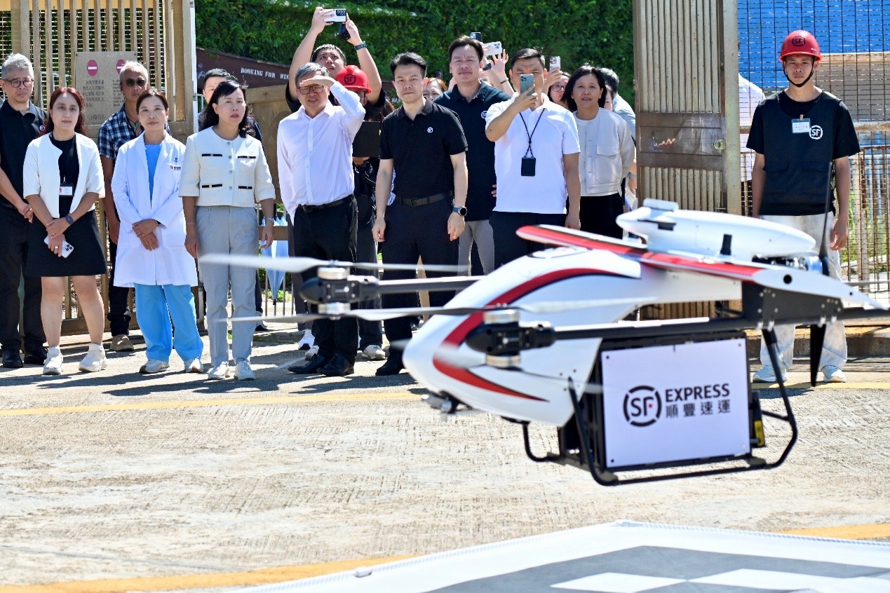 我在去年曾視察的長洲醫院無人機送藥項目，已進行60次測試飛行，實在令人鼓舞。